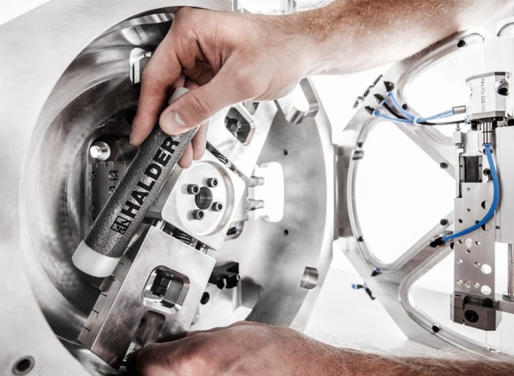 Młotek blacharski dwustronny - końcówka do żłobień i okrągła BlackTec® Picard 184 FS - w użyciu