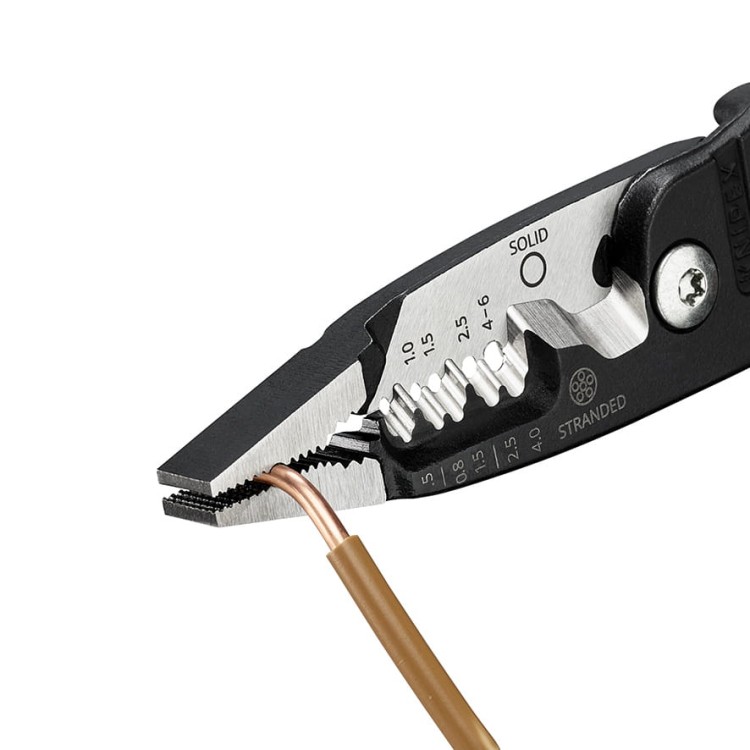Wielofunkcyjne szczypce dla elektryków 5 w 1 Model metryczny, rękojeści z tworzywa sztucznego, powlekane Knipex - w użyciu 3