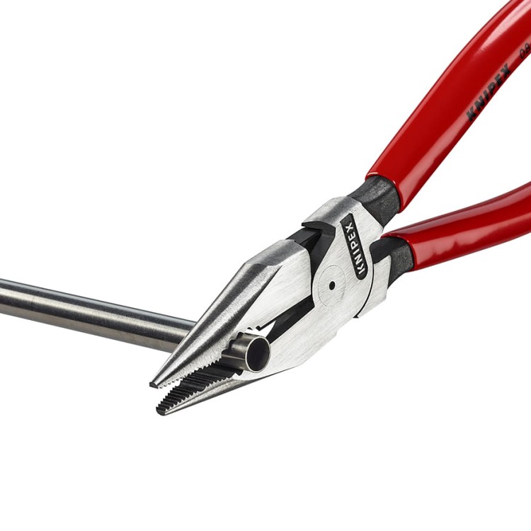 Szczypce (kombinerki) wielofunkcyjne  uniwersalne  ze szpiczastymi szczękami  08 21 185 Knipex - w użyciu 1