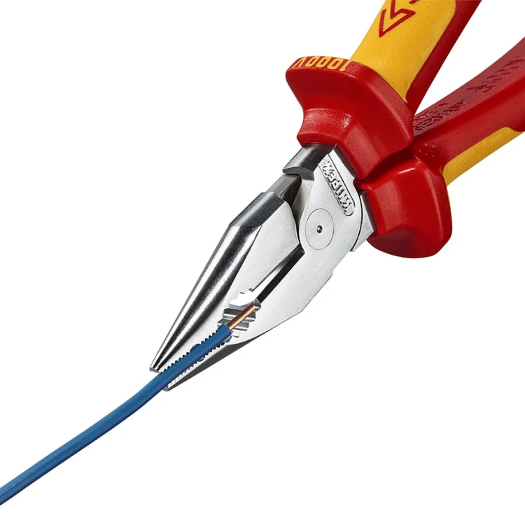 Szczypce (kombinerki) wielofunkcyjne  uniwersalne  ze szpiczastymi szczękami  08 26 185 Knipex - w użyciu 2