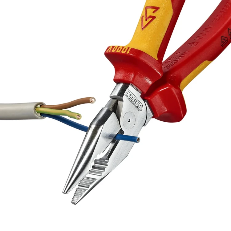 Szczypce (kombinerki) wielofunkcyjne uniwersalne ze szpiczastymi szczękami 08 26 185 Knipex - w użyciu 4