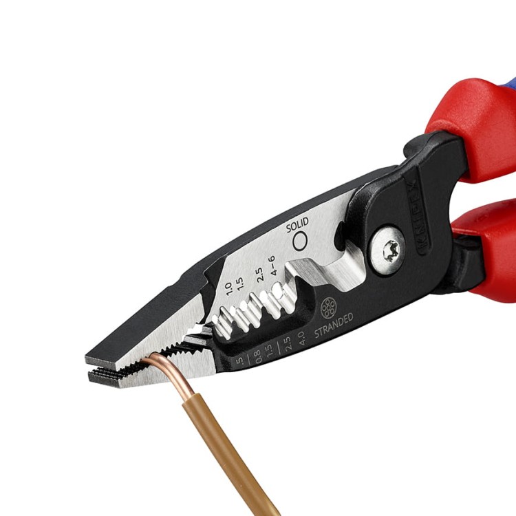 Wielofunkcyjne szczypce dla elektryków 5 w 1 Model metryczny, dwukomponentowe rękojeści Knipex - w użyciu 3