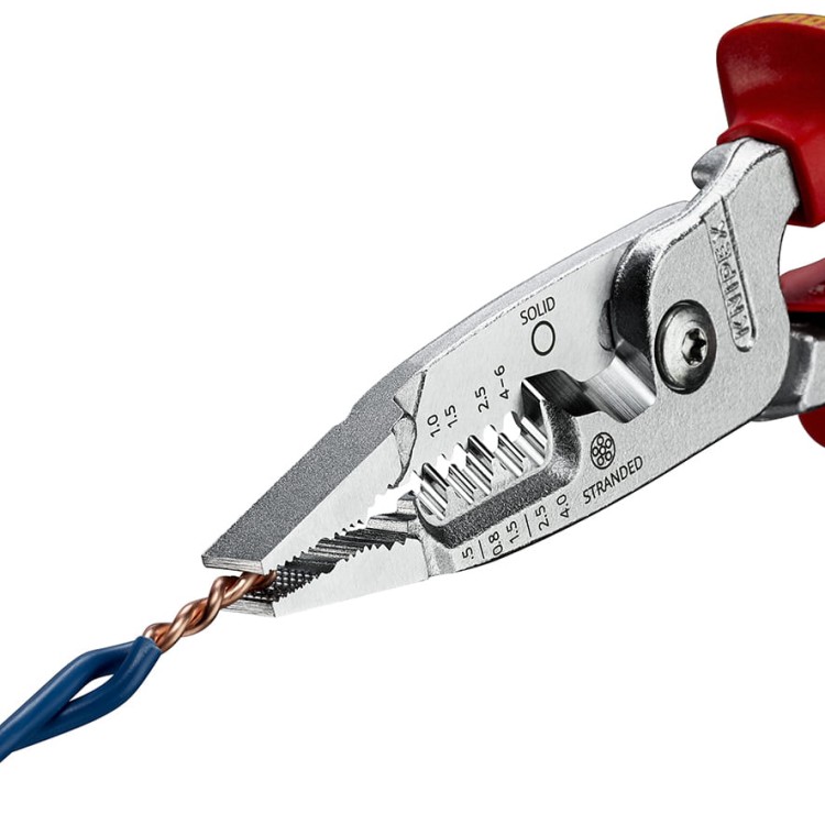 Wielofunkcyjne szczypce dla elektryków 5 w 1 Model metryczny dwukomponentowe izolowane rękojeści wg VDE Knipex - w użyciu 2