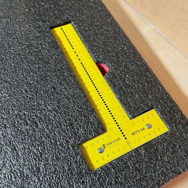 Pianka grafitowo-czerwona 580x480x40 mm do szuflad i wózków - przykładowe ułożenie narzędzi w wyciętej piance