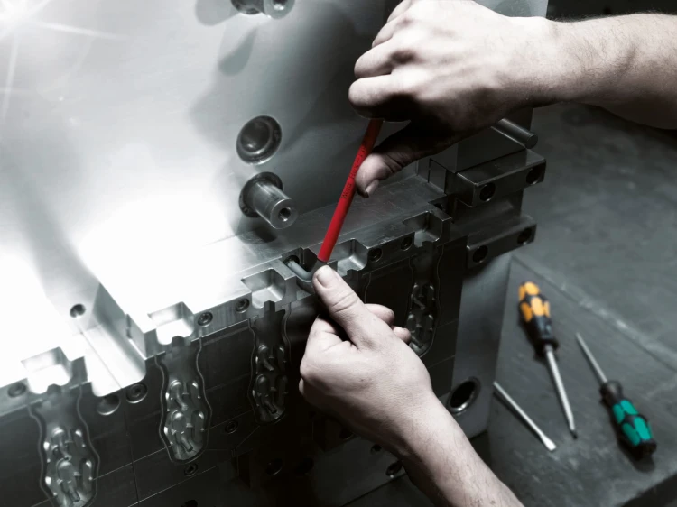 Klucze trzpieniowe z kulką BlackLaser, calowe, 9 część 950/9 Hex - Plus Multicolour Imperial Wera podczas pracy