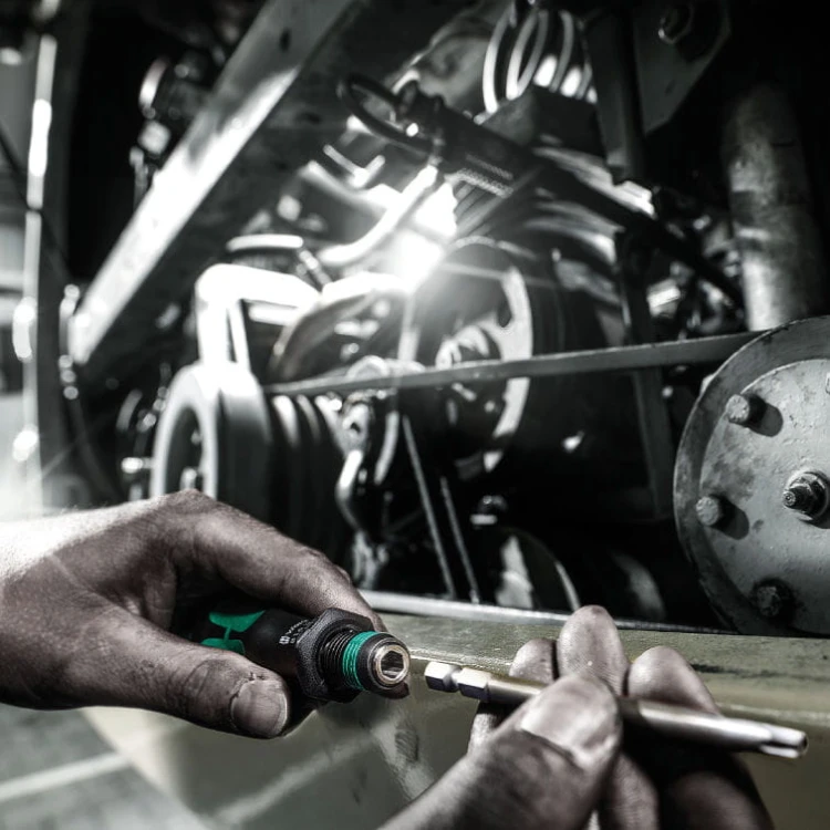 Rękojeść z uchwytem do bitów (grotów) 1/4" z magnesem + 6 bitów Wera Kraftform Kompakt 20 Tool Finder 1 - podczas pracy