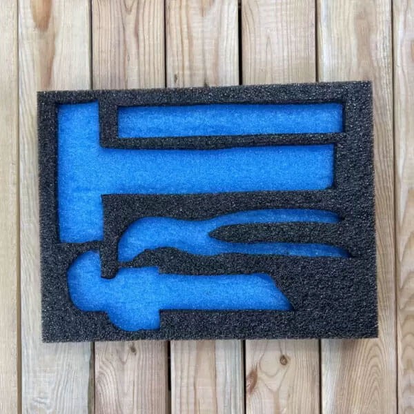 Pianka do walizki narzędziowej Milwaukee HD (Heavy Duty) LeanFoam - przykładowe wycięcie kształtek na narzdzia w niebieskiej piance