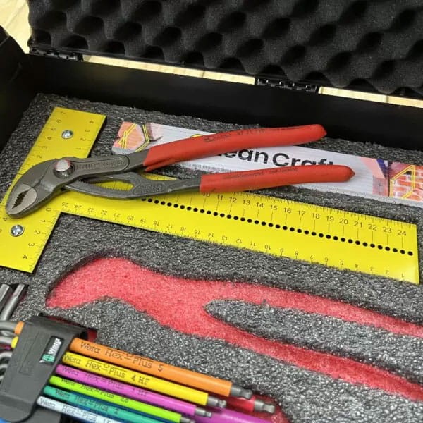 Pianka do walizki narzędziowej Makita Makpack LeanFoam - przykładowe ułożenie narzdzi w czerwonejj piance