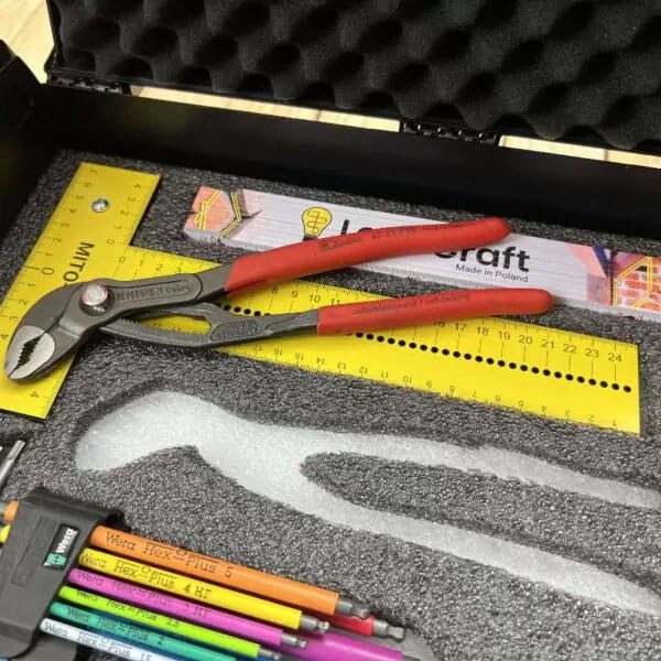 Pianka do walizki narzędziowej Milwaukee Packout LeanFoam - przykładowe ułożenie narzdzi w białej  piance