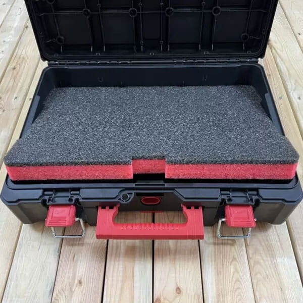 Pianka do walizki narzędziowej Milwaukee Packout LeanFoam - wyłożenie walizki czerwoną pianką