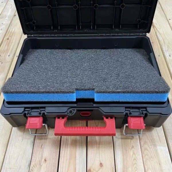 Pianka do walizki narzędziowej Milwaukee Packout LeanFoam -wyłożenie walizki niebieską pianką