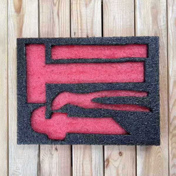 Pianka do walizki narzędziowej Milwaukee Packout LeanFoam - przykładowe wycięcie kształtek na narzdzia w czerwonej piance