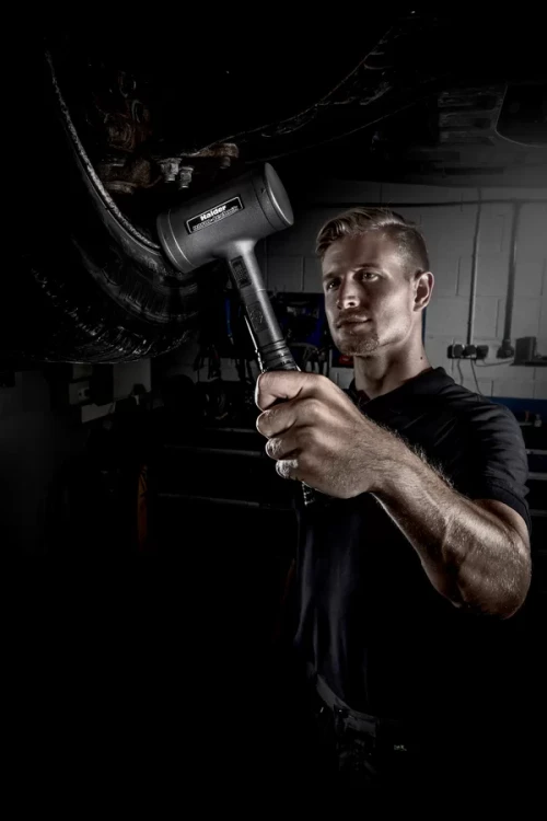 Młotek bezodrzutowy BLACKCRAFT +uniwersalny uchwyt magnetyczny w zestawie BLACKCRAFT Automotive 3379s004 Halder - podczas pracy
