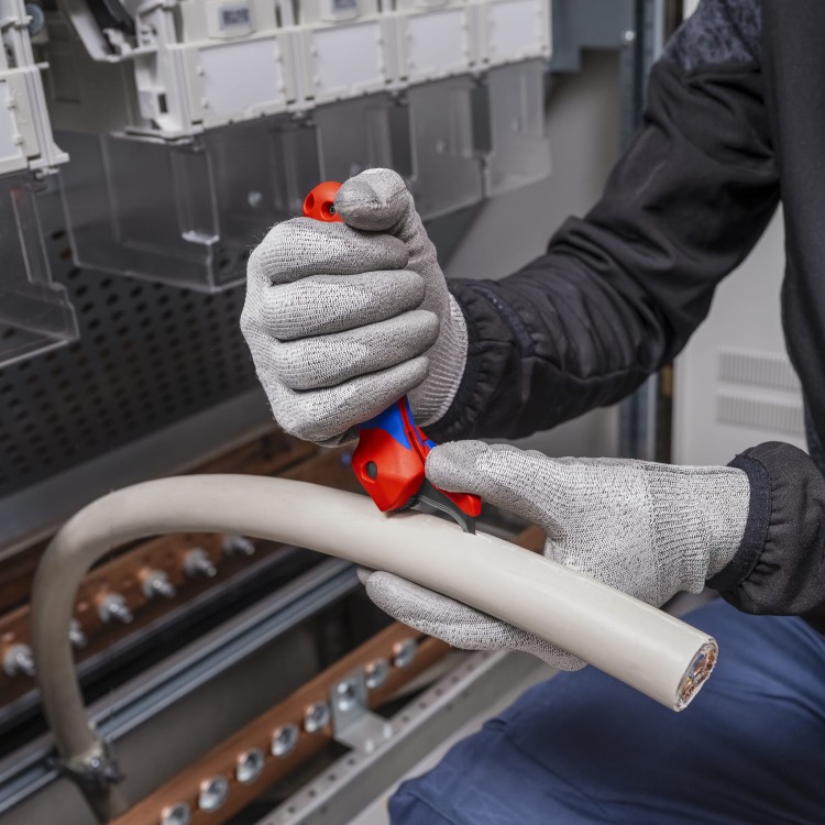 Nóż do usuwania izolacji ze stopką prowadzącą i funkcją grzechotki Knipex 16 50 145 SB - podczas pracy