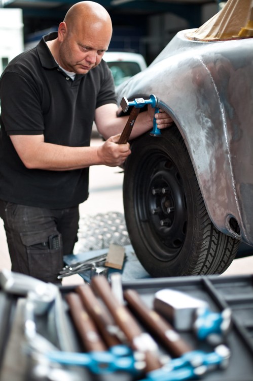 Młotek blacharski do wygładzania, formowania i wykańczania Picard 252/22 - podczas pracy