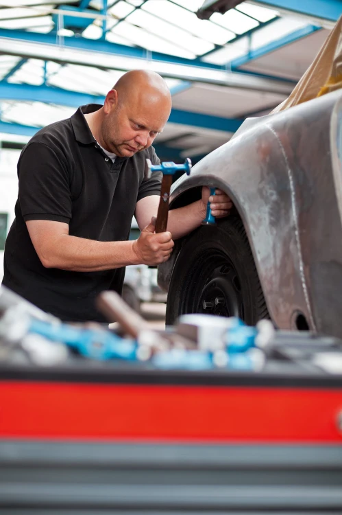 Młotek blacharski dwustronny Picard 252/22 K - podczas pracy 1