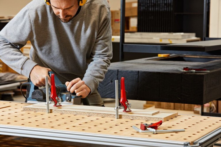 Ścisk (zacisk) dźwigniowy do szyn 160/60 mm 2400 N GTRH Bessey GTR16S6H - podczas pracy