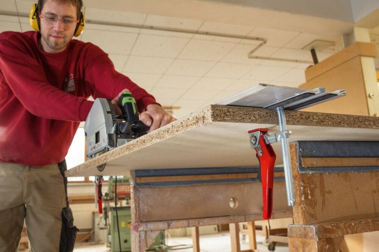 Ścisk (zacisk) dźwigniowy do szyn 160/60 mm 2400 N GTRH Bessey GTR16S6H  - w użyciu 2