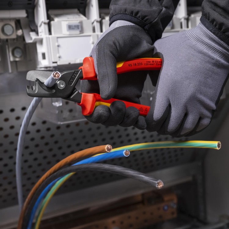 Nożyce do cięcia kabli ze stopniowanymi krawędziami tnącymi Knipex StepCut® XL Knipex - podczas pracy 1