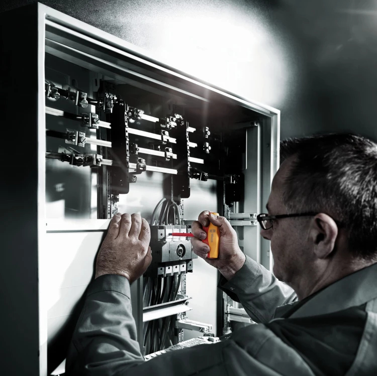 Wkrętak dynanometryczny z rękojeścią typu T Hex-Plus izolowany Wera 400 i VDE Hex - w użyciu