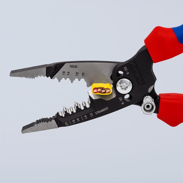 Wielofunkcyjne szczypce dla elektryków model amerykański WireStripper Knipex 13 72 8 - zastosowanie 1