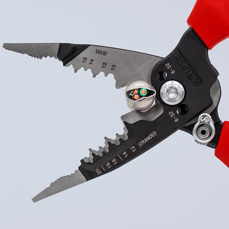 Wielofunkcyjne szczypce dla elektryków model amerykański WireStripper Knipex 13 72 8 - zastosowanie 3