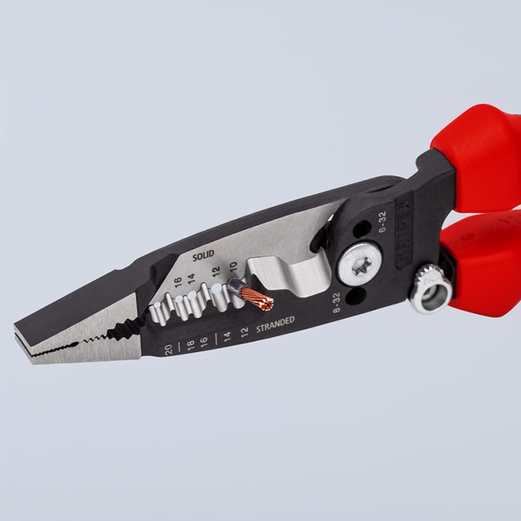 Wielofunkcyjne szczypce dla elektryków model amerykański WireStripper Knipex 13 72 8 - w użyciu 2