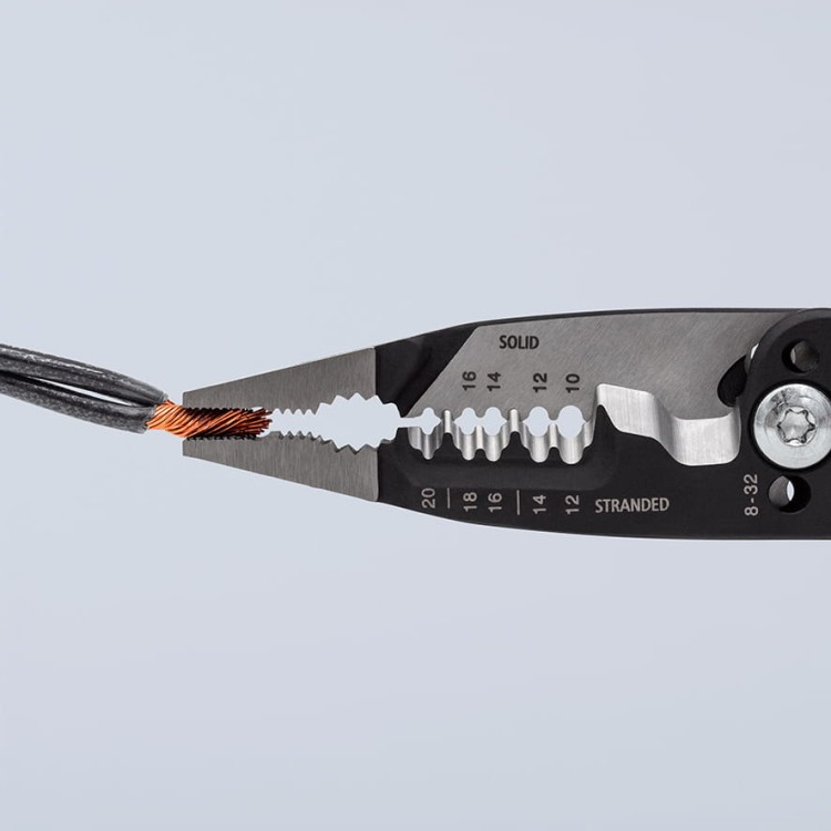 Wielofunkcyjne szczypce dla elektryków model amerykański WireStripper Knipex 13 72 8 - w użyciu 2