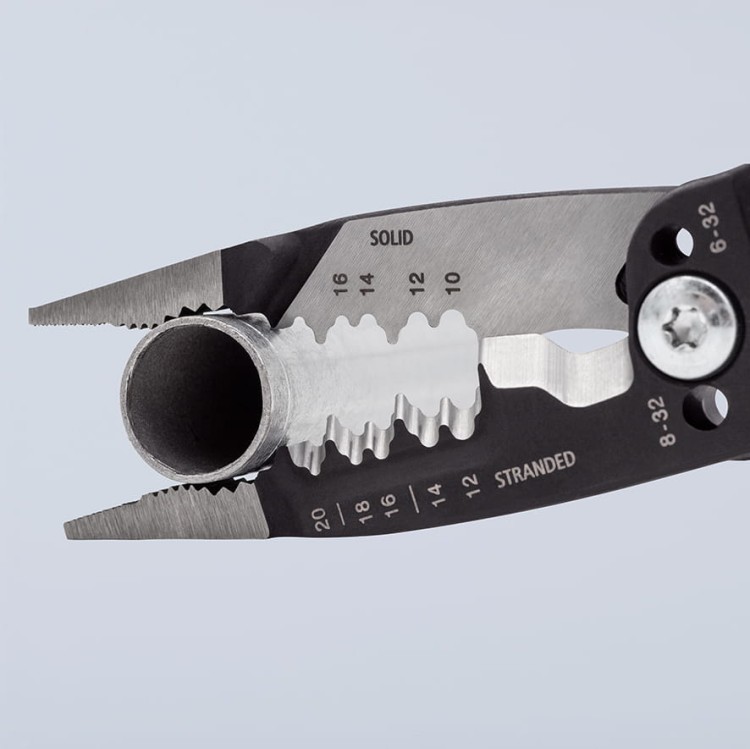 Wielofunkcyjne szczypce dla elektryków model amerykański WireStripper Knipex 13 72 8 - w użyciu 3
