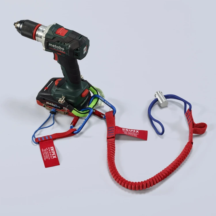 Linka zabezpieczająca z karabińczykiem Knipex 00 50 12 T BK - w użyciu 2