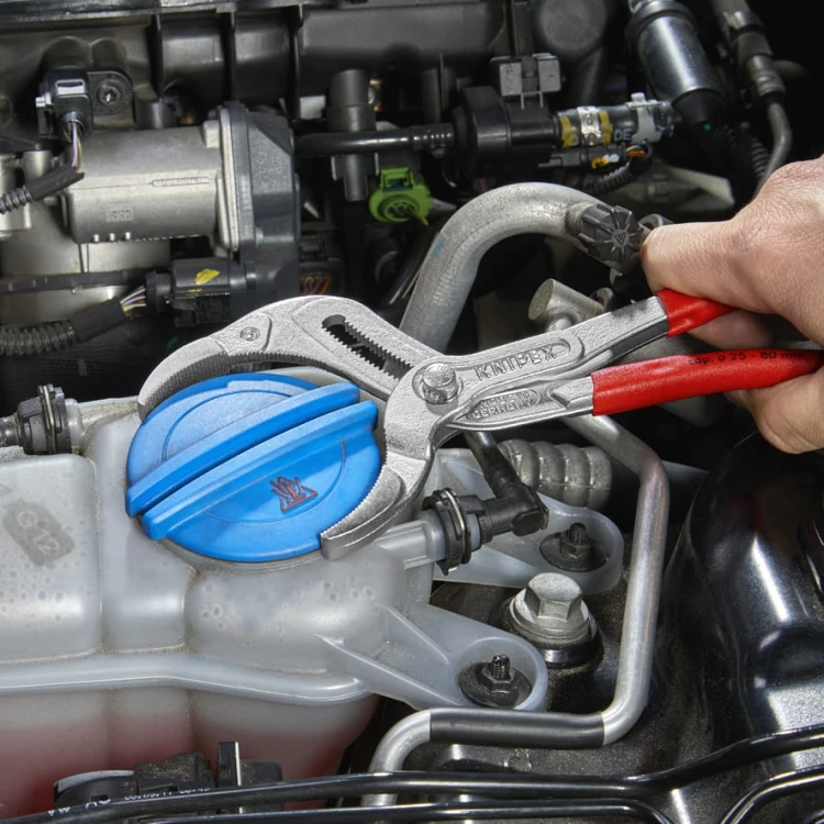 Szczypce do syfonów sanitarnych, muf i złączek, rękojeści PCW Knipex 81 01 250 / 81 03 250 - podczas pracy 3