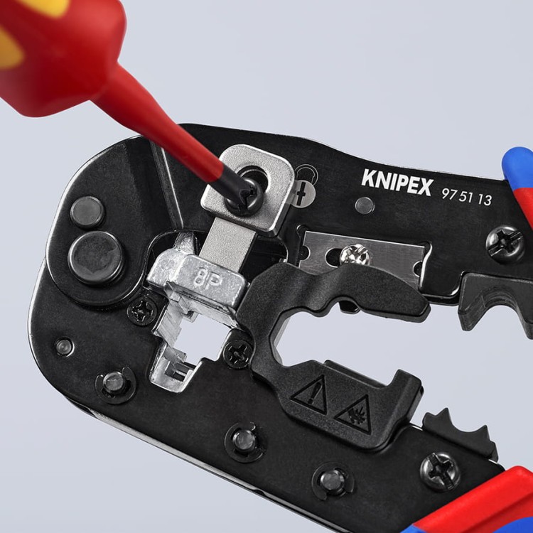 Szczypce do zaciskania wtyczek typu Western RJ45 97 51 13 Knipex - w użyciu