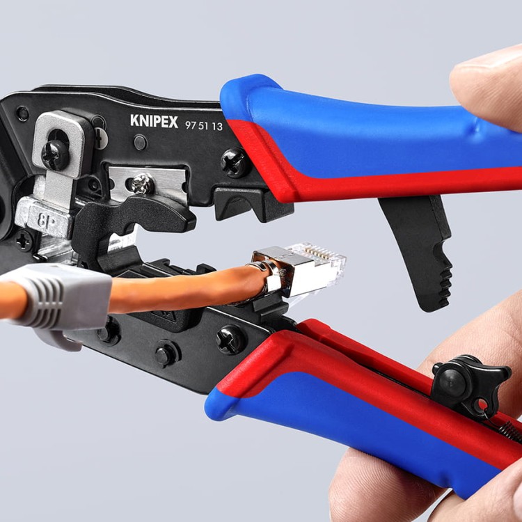 Szczypce do zaciskania wtyczek typu Western RJ45 97 51 13 Knipex - w użyciu 2