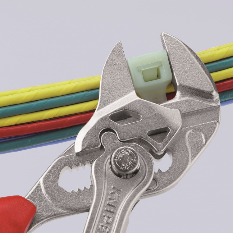 Szczypce klucz nastawne z chropowatymi szczękami rękojeści dwukomponentowe Knipex 86 05 150 S02 - w użyciu 2