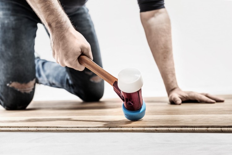 Młotek Simplex z końcówkami z elastomeru i tworzywa 50/40 mm Halder 3017.051 - podczas pracy 3
