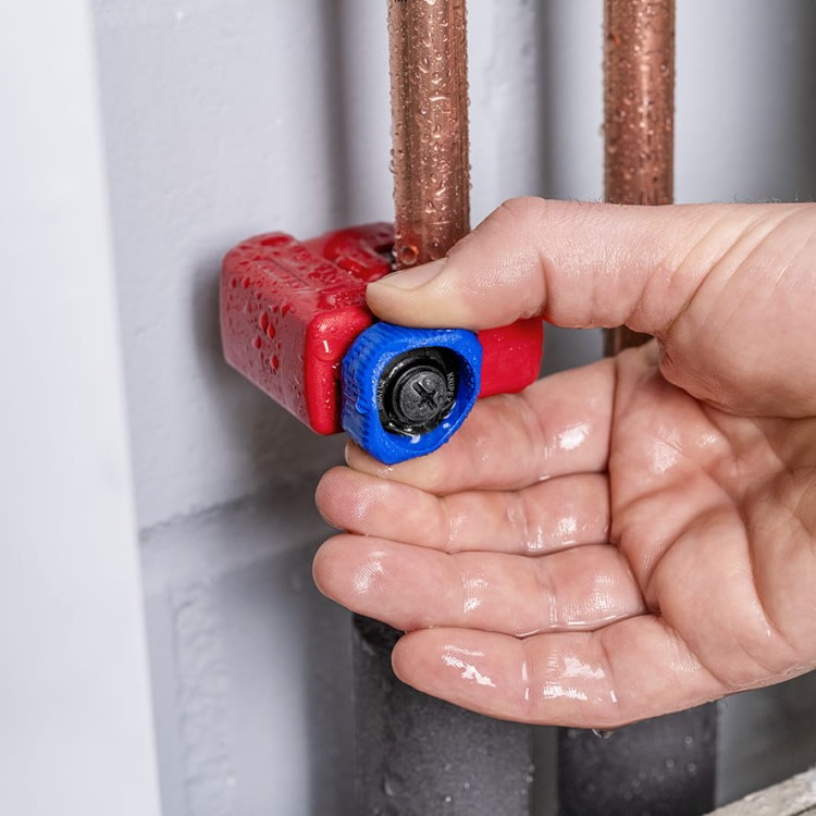 Obcinak do rur miedzianych, mosiężnych i inox 3-30 mm TubiX® Knipex 90 31 01 - w użyciu 1