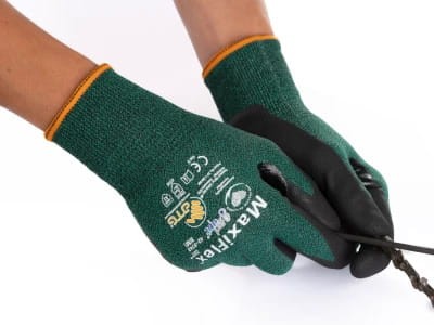 Rękawice antyprzecięciowe MaxiFlex® Cut™ z AD-APT® 42-8743 ATG- podczas pracy