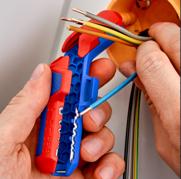 Ściągacz izolacji z przewodów instalacji fotowoltaicznej KNIPEX ErgoStrip® PV - w użyciu 3