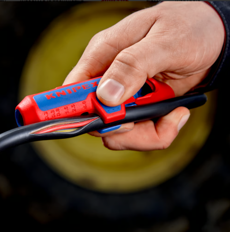 Ściągacz izolacji z przewodów instalacji fotowoltaicznej KNIPEX ErgoStrip® PV - w użyciu 4