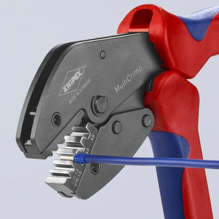 Szczypce zagniatające (praska) z wymiennymi matrycami do końcówek kablowych MultiCrimp® Knipex 97 33 LE  - w użyciu 3