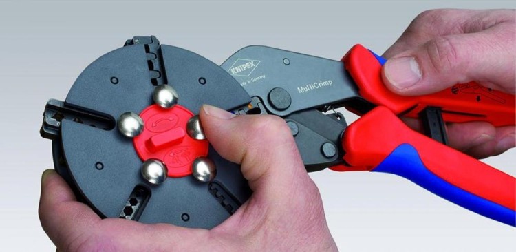 Szczypce zagniatające (praska) z wymiennymi matrycami do końcówek kablowych MultiCrimp® Knipex 97 33 LE  - w użyciu 5