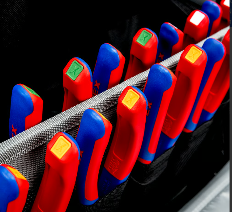 Klipsy oznaczeniowe antracytowe ColorCode Clips Knipex 00 61 10 CA - w użyciu 2