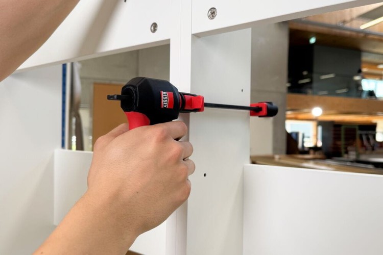 Zestaw 2 ścisków (zacisków) jednoręcznych szybkomocujących z uchwytem obrotowym 110/40 mm Bessey EZ360S-11SET - podczas pracy 9