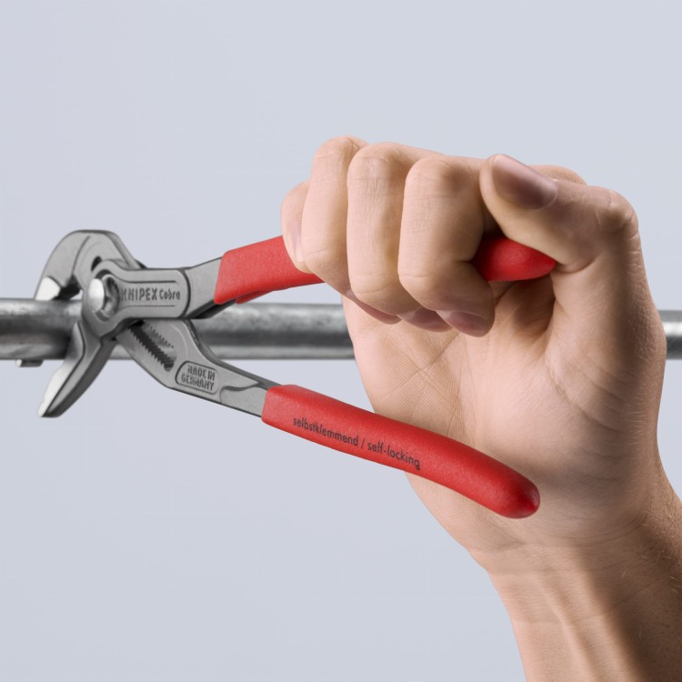 Szczypce nastawne z wydłużoną szczęką "Cobra ES" do rur, rękojeści PCW Knipex 87 51 - w użyciu 4