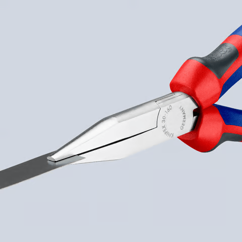 Szczypce płaskie wydłużone, rękojeści dwukomponentowe Knipex 30 15 - w użyciu 2