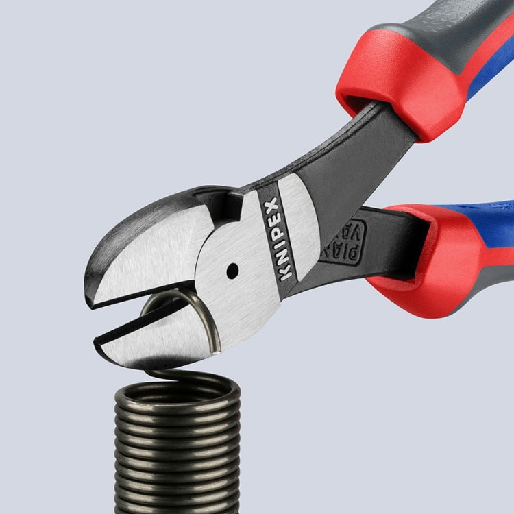 Szczypce tnące boczne (obcinaczki) wzmocnione, rękojeści dwukomponentowe Knipex 74 02 / 74 05 - podczas pracy 1