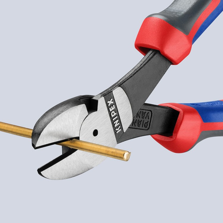 Szczypce tnące boczne (obcinaczki) wzmocnione, rękojeści dwukomponentowe Knipex 74 02 / 74 05 - w użyciu 1