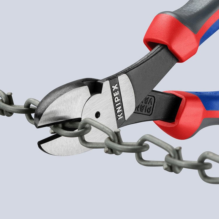 Szczypce tnące boczne (obcinaczki) wzmocnione, rękojeści dwukomponentowe Knipex 74 02 / 74 05 - w użyciu 2