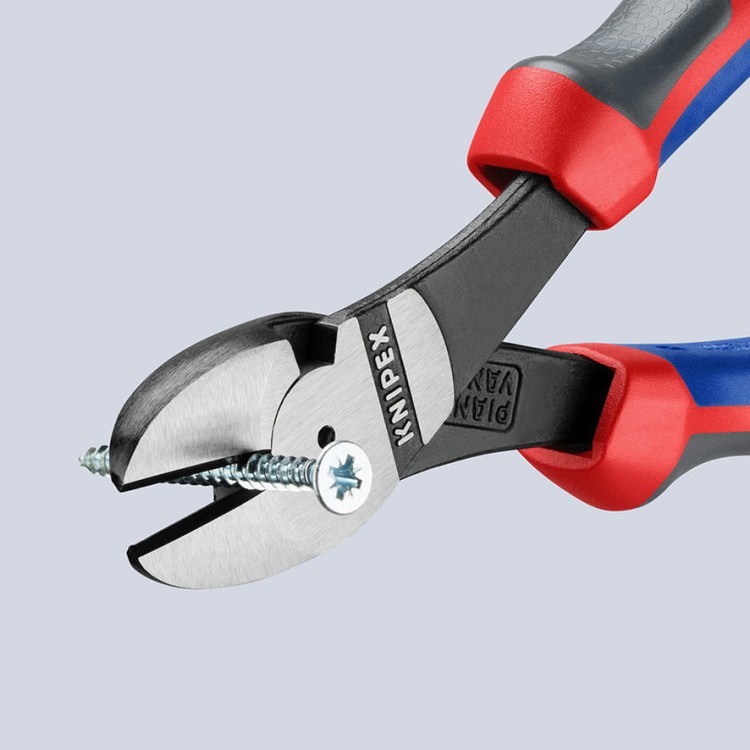 Szczypce tnące boczne (obcinaczki) wzmocnione, rękojeści dwukomponentowe Knipex 74 02 / 74 05 - w użyciu 3