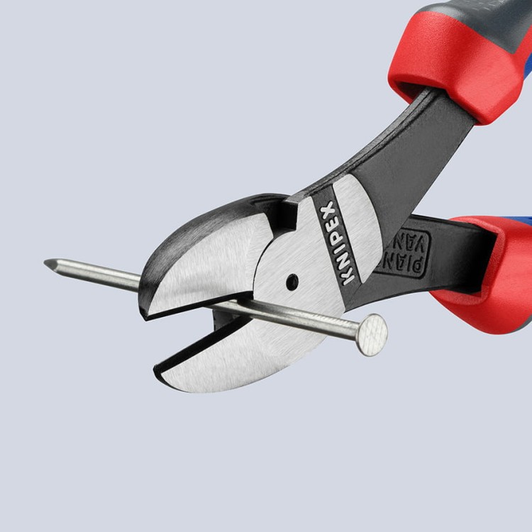 Szczypce tnące boczne (obcinaczki) wzmocnione, rękojeści dwukomponentowe Knipex 74 02 / 74 05 - podczas pracy 2